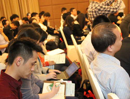 現(xiàn)場(chǎng)觀(guān)眾認(rèn)真聽(tīng)取專(zhuān)家演講并記錄